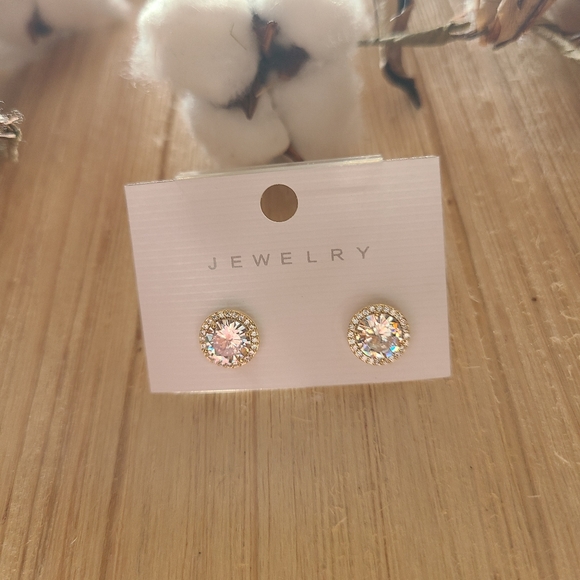 ⭐️⭐️NEW⭐️⭐️Beautiful Dainty CZ stud earrings in GOLD - Picture 14 of 14